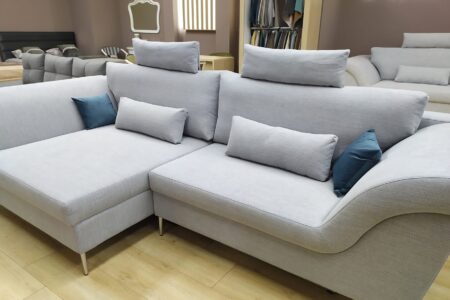 Meble tapicerowane z ekspozycji – czy to się opłaca?