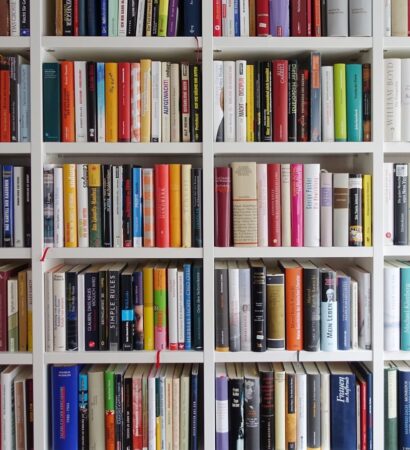 Regały otwarte w domowej bibliotece – jak najlepiej je wykorzystać?