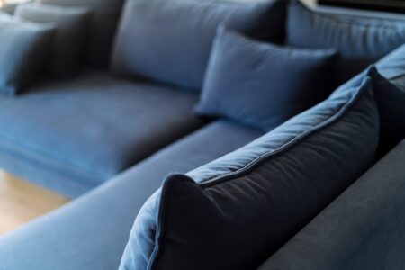 Praktyczne rozwiązania dla małych przestrzeni: sofy z funkcją spania