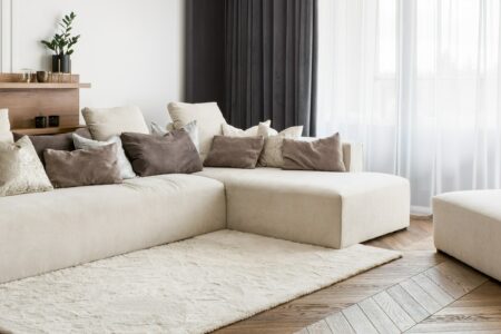 Sofy z funkcją spania – praktyczne rozwiązania do salonu