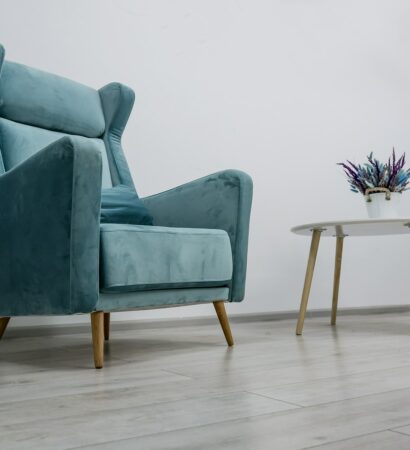 Krzesła z podłokietnikami – komfort i styl w Twoim wnętrzu