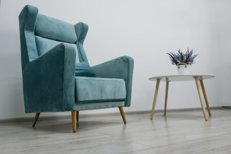 Krzesła z podłokietnikami – komfort i styl w Twoim wnętrzu