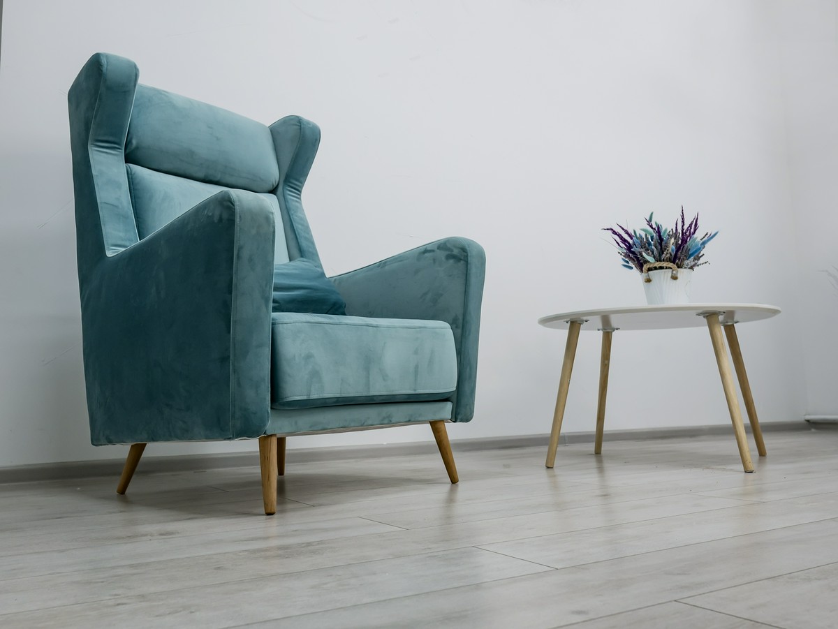 Krzesła z podłokietnikami – komfort i styl w Twoim wnętrzu